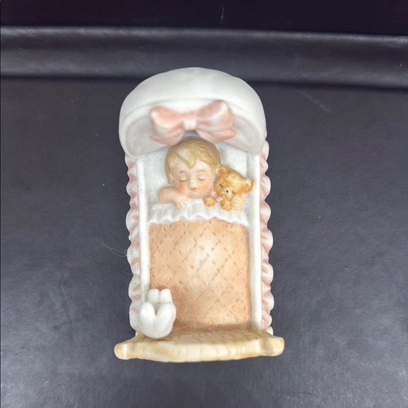 Treasured Memories “Our New Baby” 1983 Ernesco  E-3235 cradel and baby figurine - Picture 7 of 7